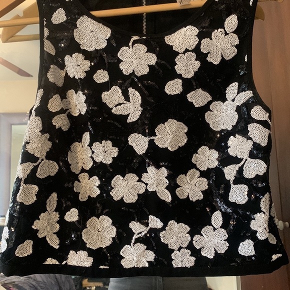 Forever 21 woman’s crop top. Black and white. Size Small. - Picture 5 of 7